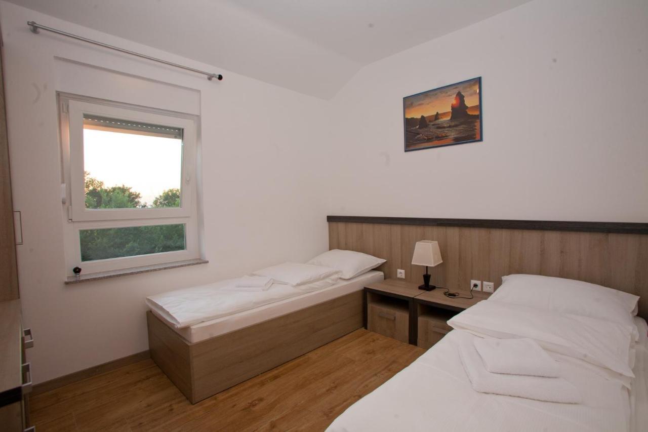 Apartments Maslina II Njivice Buitenkant foto