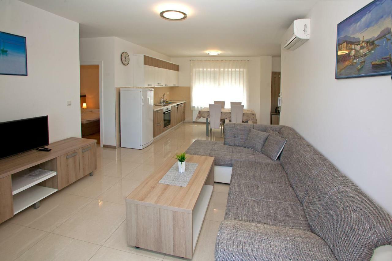 Apartments Maslina II Njivice Buitenkant foto