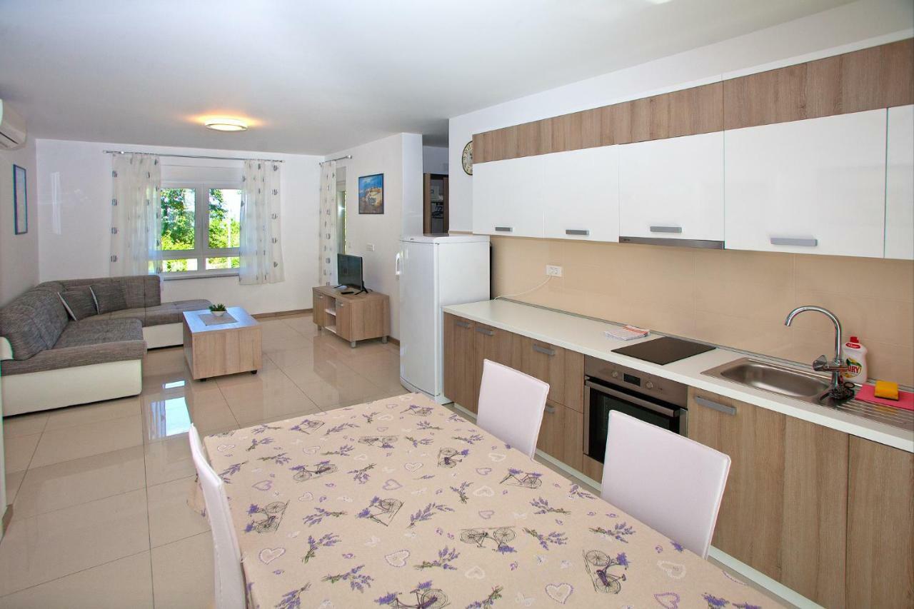 Apartments Maslina II Njivice Buitenkant foto