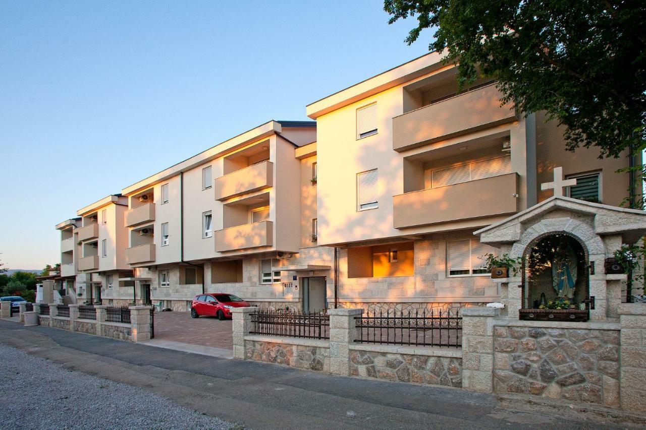 Apartments Maslina II Njivice Buitenkant foto