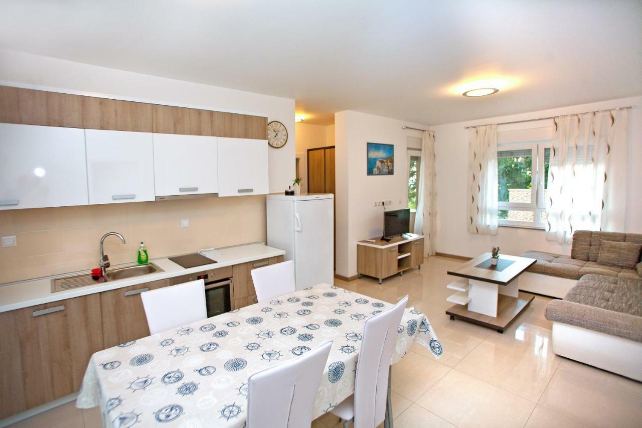 Apartments Maslina II Njivice Buitenkant foto