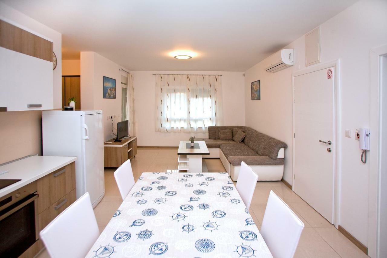 Apartments Maslina II Njivice Buitenkant foto