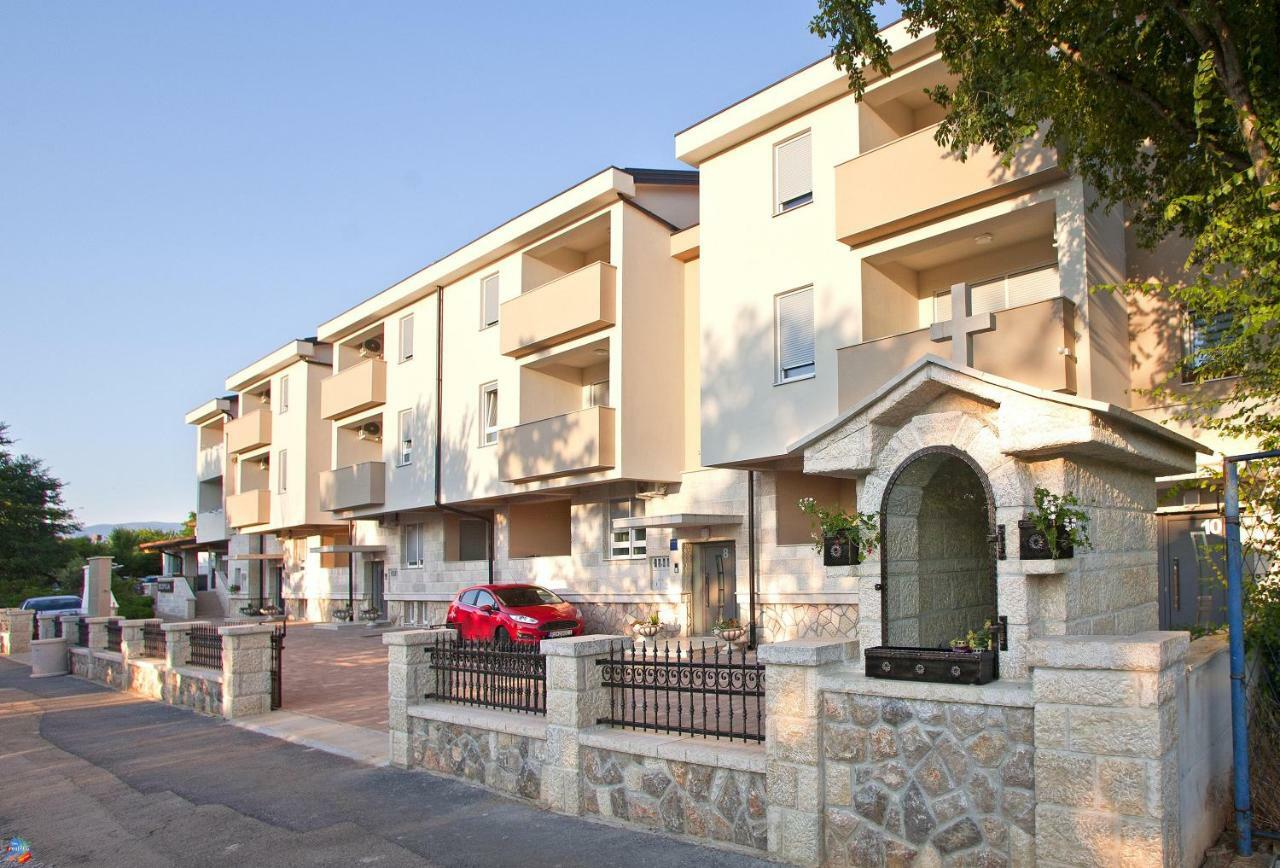 Apartments Maslina II Njivice Buitenkant foto