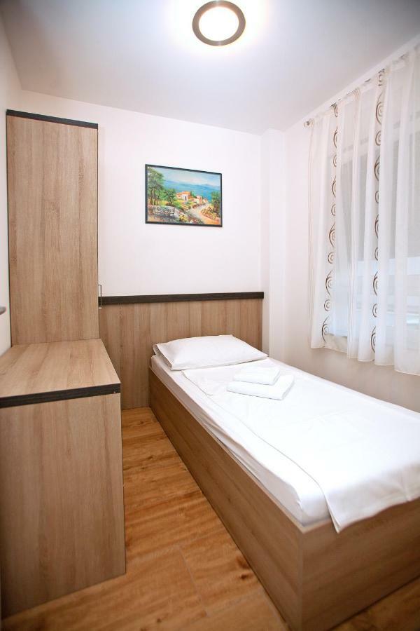 Apartments Maslina II Njivice Buitenkant foto