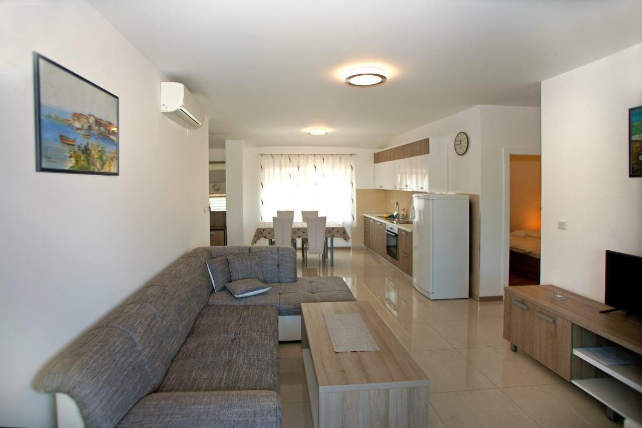 Apartments Maslina II Njivice Buitenkant foto