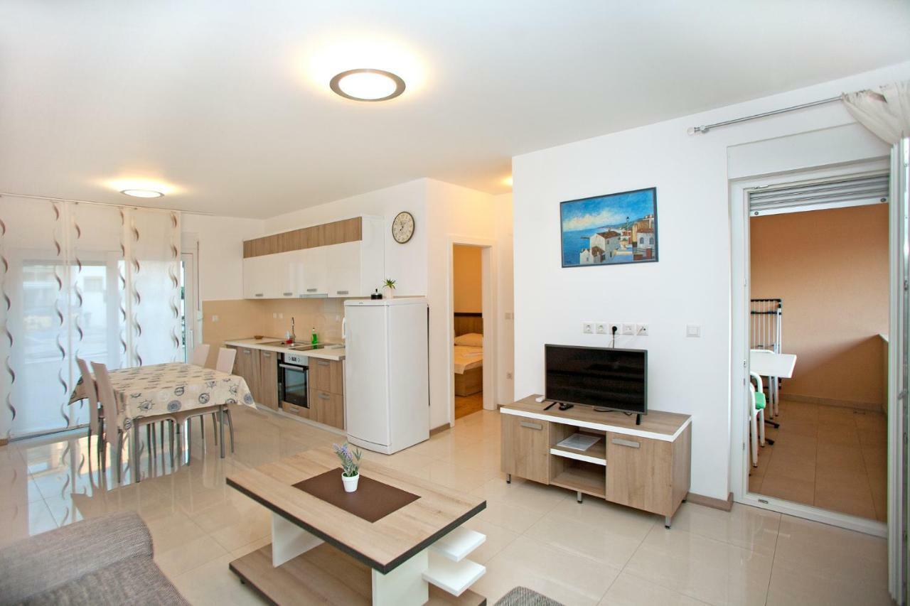 Apartments Maslina II Njivice Buitenkant foto