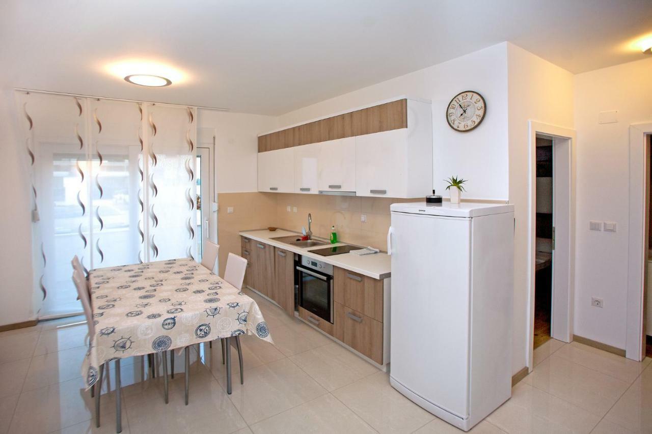 Apartments Maslina II Njivice Buitenkant foto