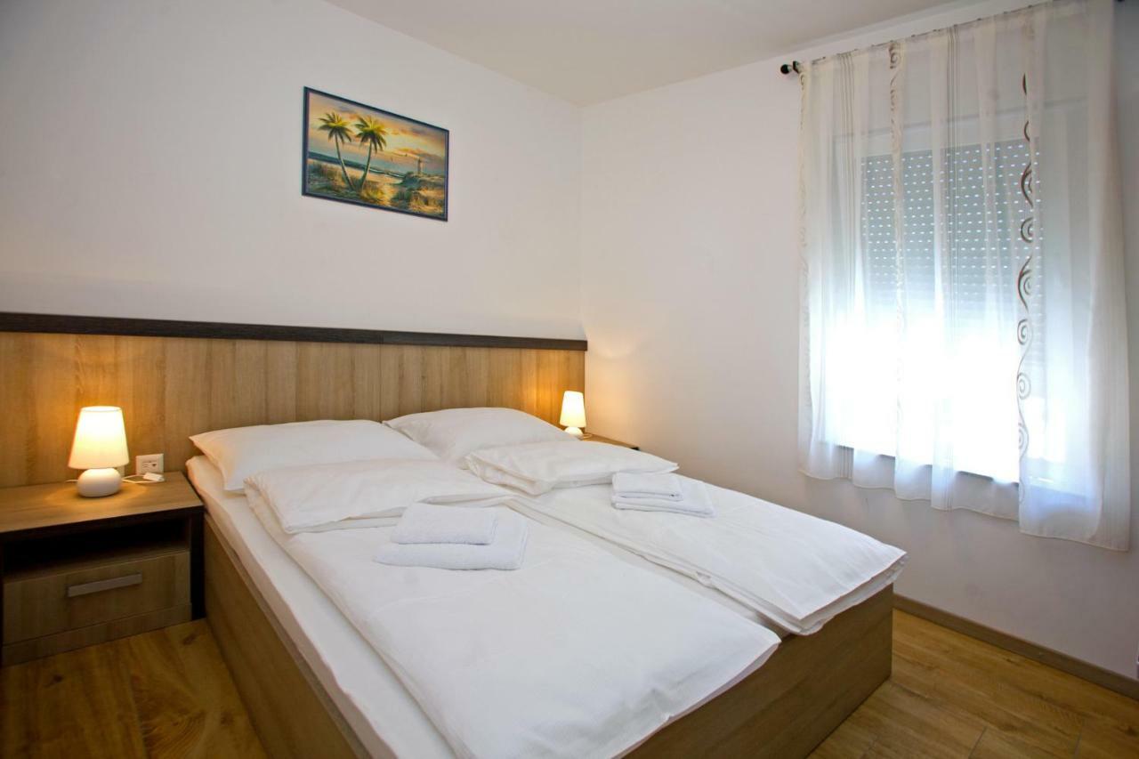 Apartments Maslina II Njivice Buitenkant foto